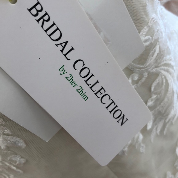 Ivory wedding gown with faux pearls, lace - Picture 7 of 7